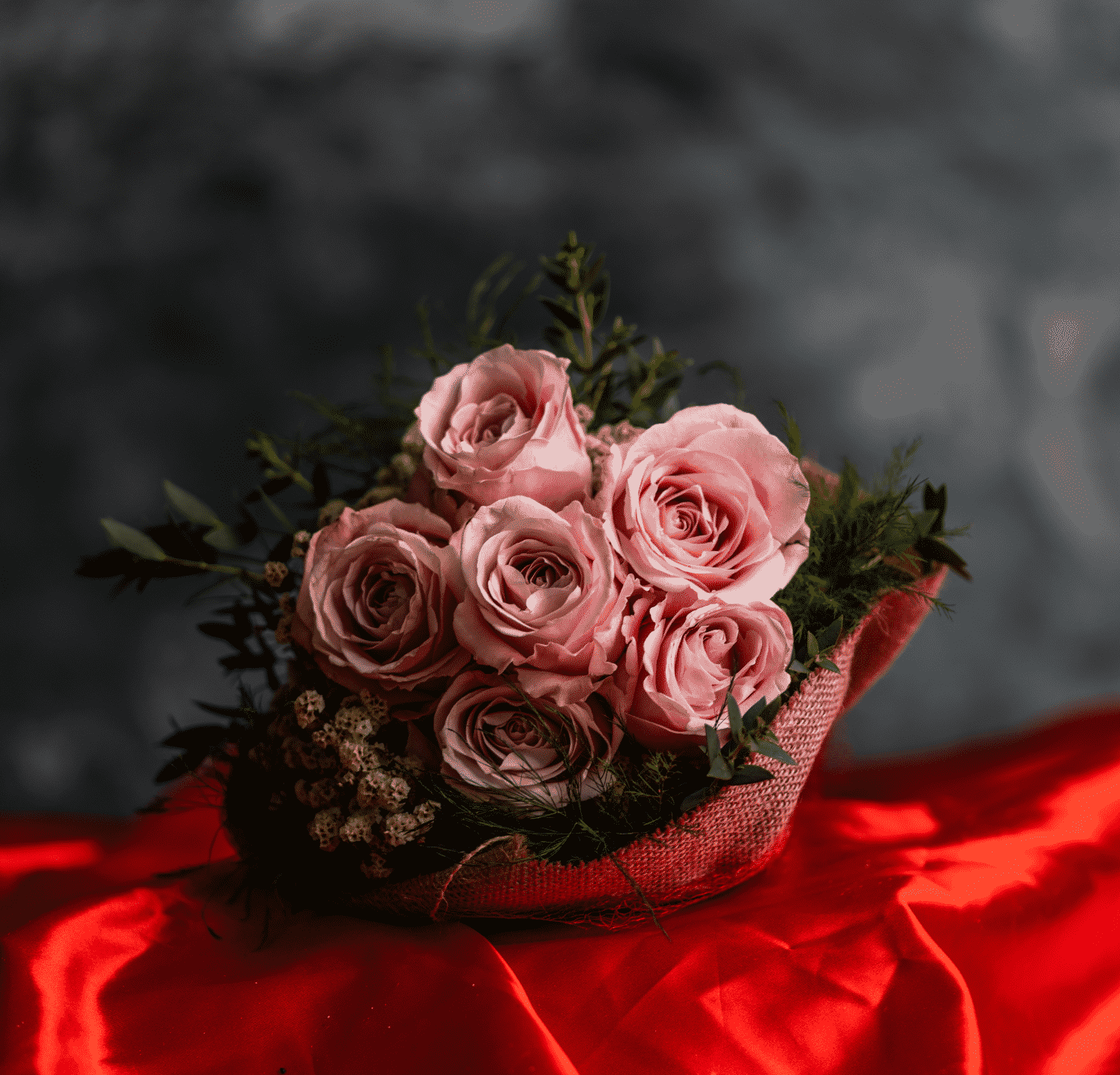 pink roses bouquet Malta with foliage and limonium